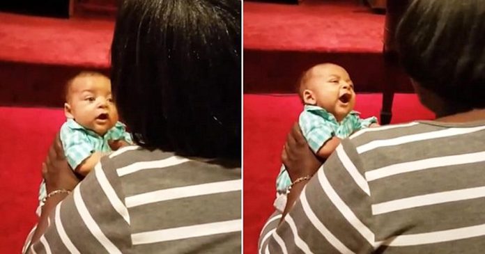 beba pjeva u crkvi