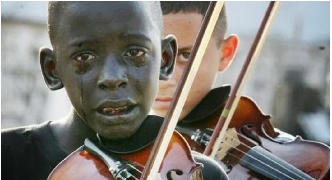 Fotografija dječaka koji sa suzama u očima svira violinu obišla je svijet, a ono što mu se dogodilo slama srce