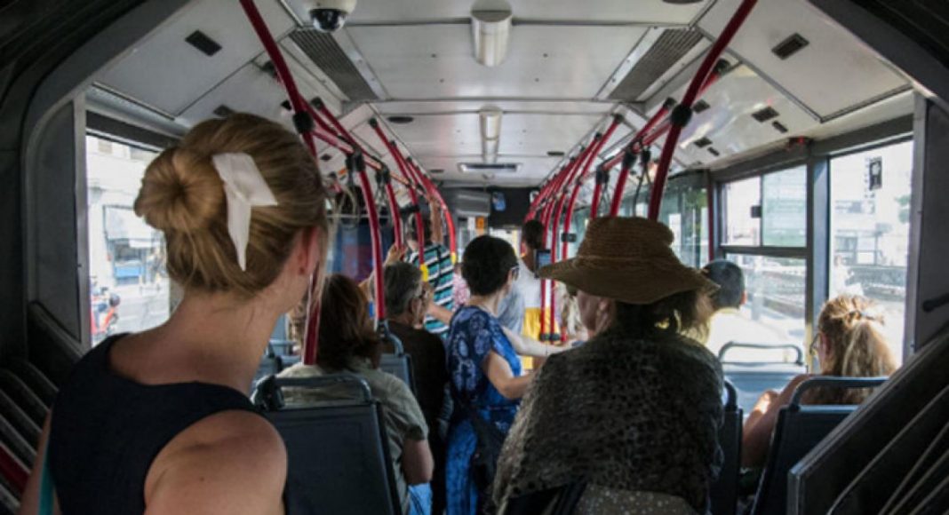 Djevojka je dobila mjesečnicu u autobusu, a reakcija mladića je oduševila svijet