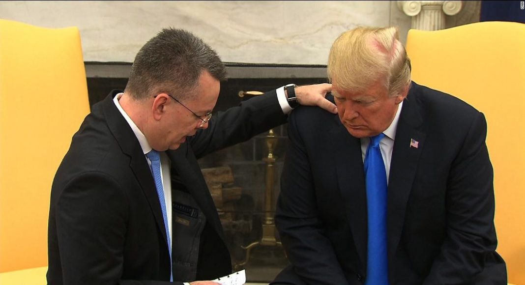 pastor kleknuo pred Trumpa i pomolio se