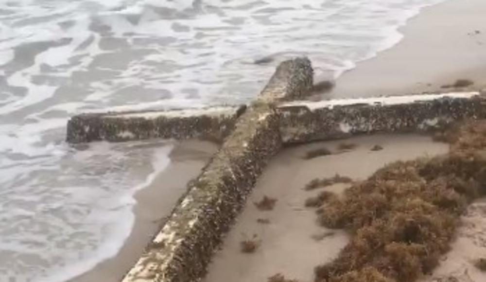 Ocean izbacio ogroman križ na obalu: Neki vjernici tvrde da je to SVETI ZNAK