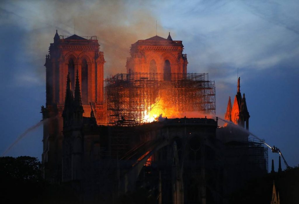 Pobjeda pariških vatrogasaca: Konstrukcija Notre Dame spašena u cijelini