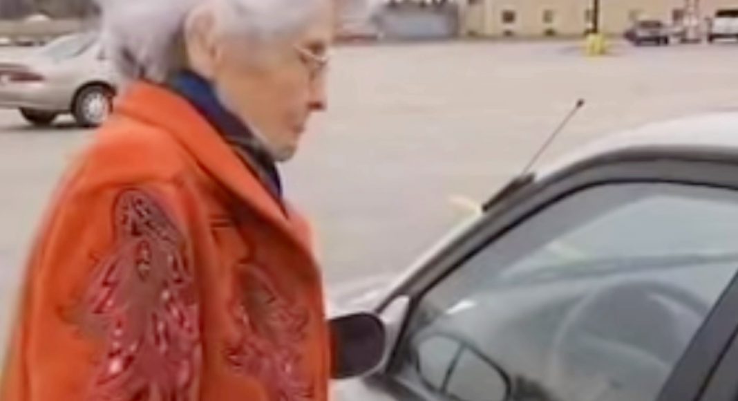 Lopov je u upao u auto starice - odlučila se boriti na iznenađujući način