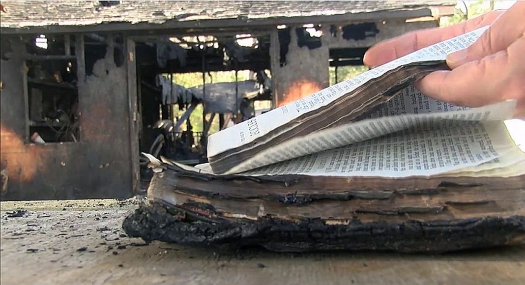 Nevjerojatne fotografije očuvane Biblije nakon strašnog požara obilaze svijet