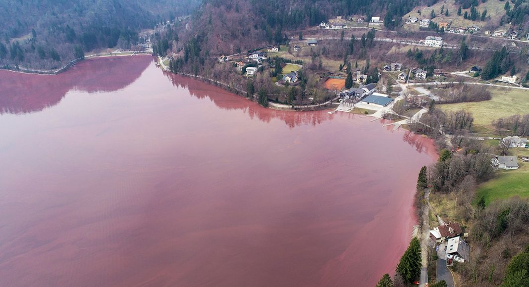 Slovensko jezero poprimilo crvenu boju