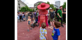 Na Povorci ponosa mala djeca gledala u osobu "obučenu" u kondome