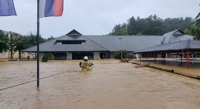 Vatrogasci spašavaju djecu