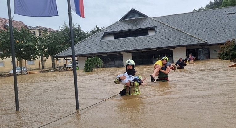 Vatrogasci spašavaju djecu