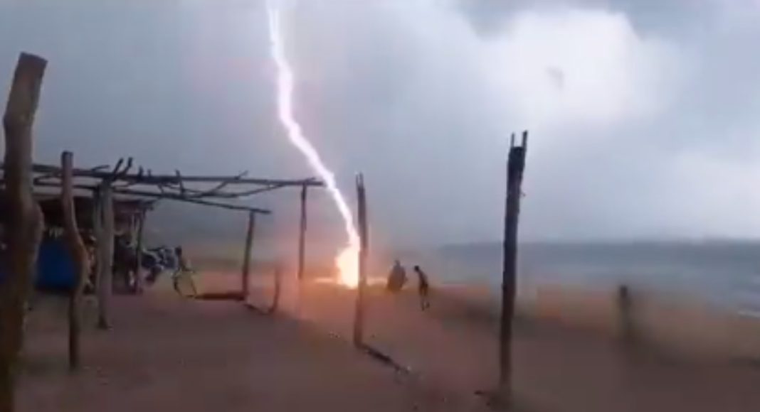 Munja udarila dvoje ljudi u Meksiku na plaži