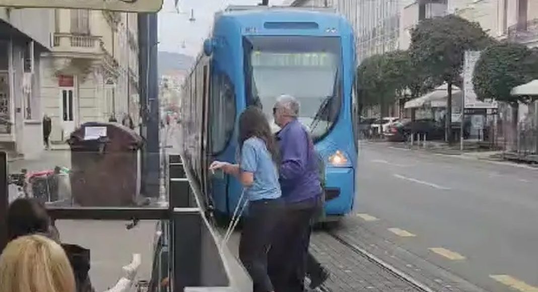 Vozačica tramvaja zaustavila vozilo i pomogla slijepom paru prijeći cestu