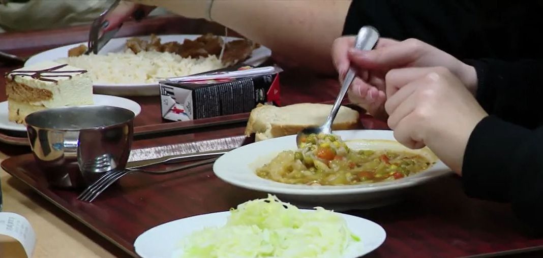 Učenicima pozlilo nakon ručka u kantini: Jedan završio u bolnici jer je povraćao krv