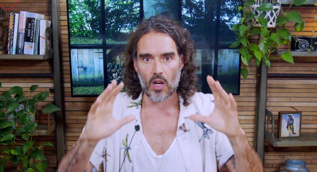 Russell Brand traži savjet o crkvama i krštenju