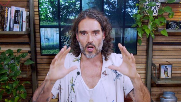 Russell Brand traži savjet o crkvama i krštenju