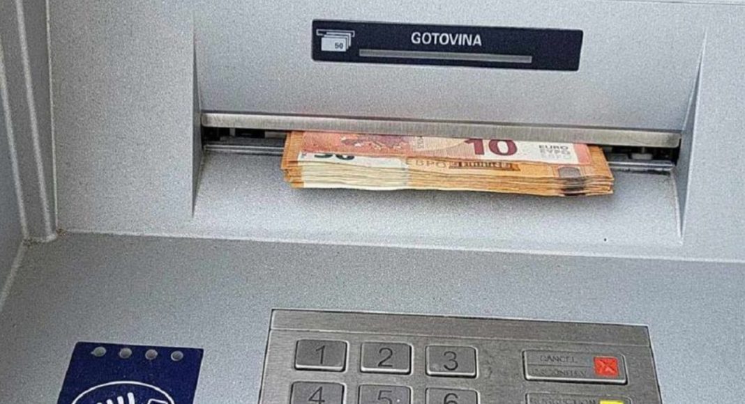 Netko je zaboravio uzeti 1500 eura s bankomata