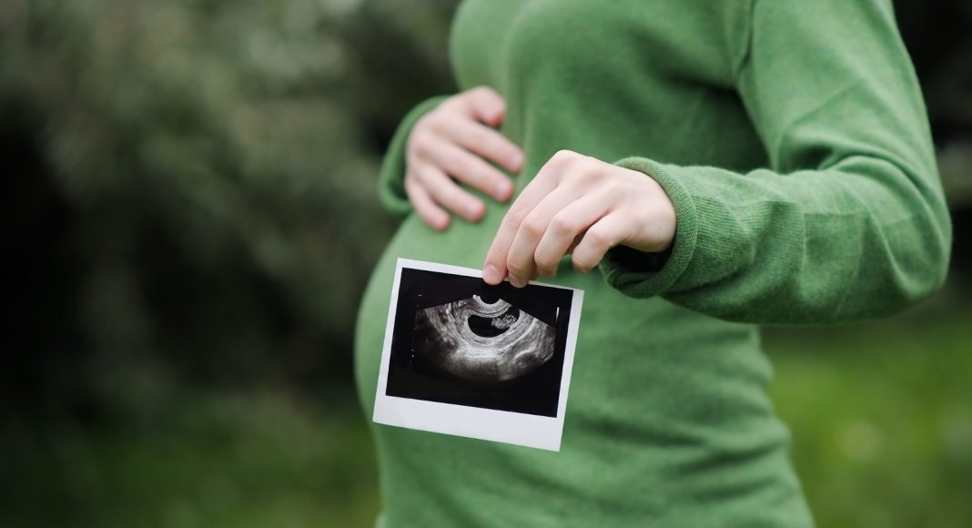 Trudnicu u osmom mjesecu trudnoće pretukla trojica muškaraca