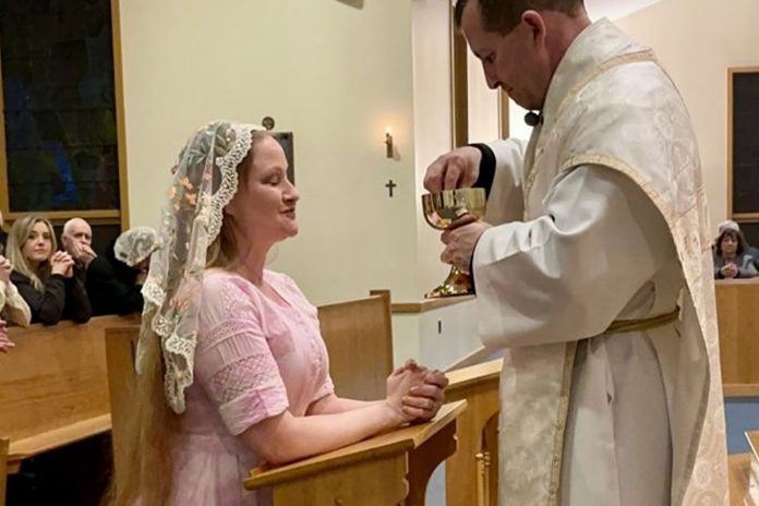 Mlada žena napušta svijet pornografije i prihvaća katoličku vjeru: "Hvala Ti, Isuse, što me nisi napustio"