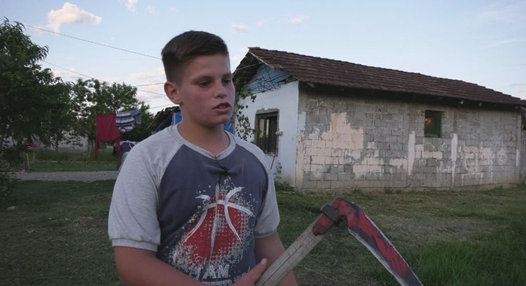 Dječak (12) bez majke sam obavlja poslove, a s bakom živi u trošnoj kućici