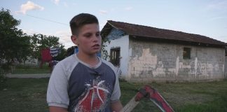 Dječak (12) bez majke sam obavlja poslove, a s bakom živi u trošnoj kućici