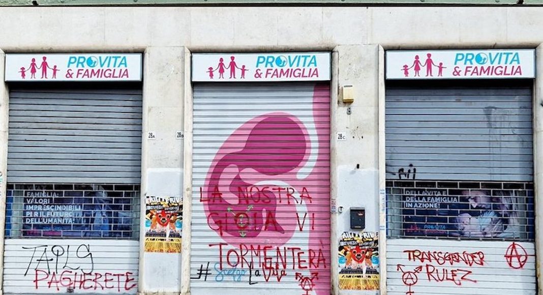 LGBT aktivisti vandalizirali ured pro-life udruge u Rimu