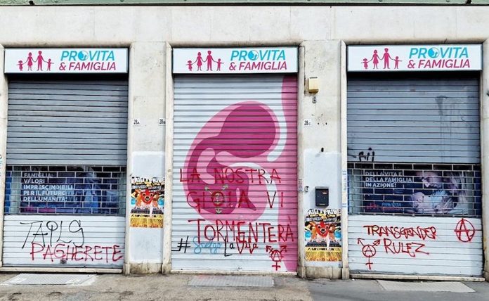 LGBT aktivisti vandalizirali ured pro-life udruge u Rimu