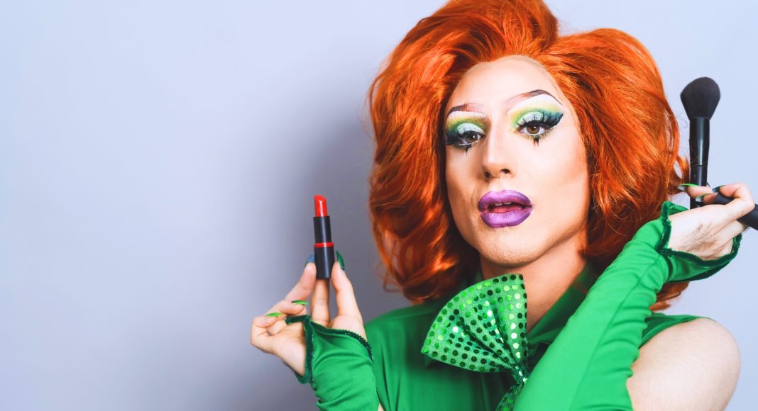 EU želi naučiti djecu kako se odijevati kao ”drag queen”