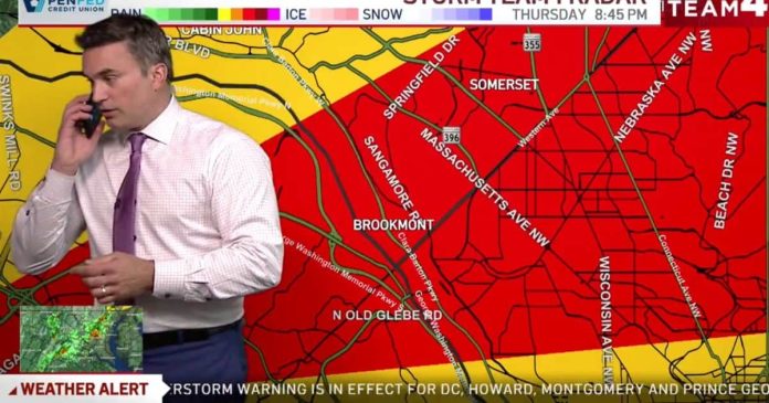 Meteorolog tijekom prijenosa uživo zove djecu kako bi ih upozorio na tornado