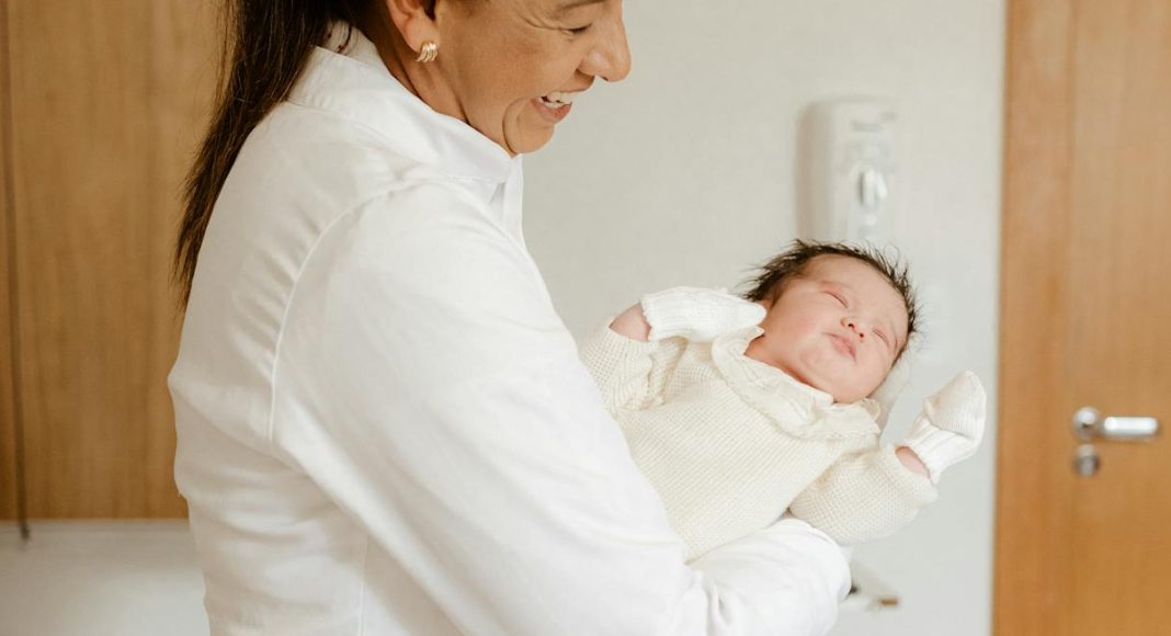 Uhićeno osam ljudi: Kupovali bebe na društvenoj mreži i prodavali ih strancima