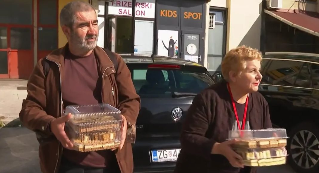 Bivši beskućnik Marijan i Vesna noću nose pakete pomoći i dijele ih beskućnicima koje sretnu