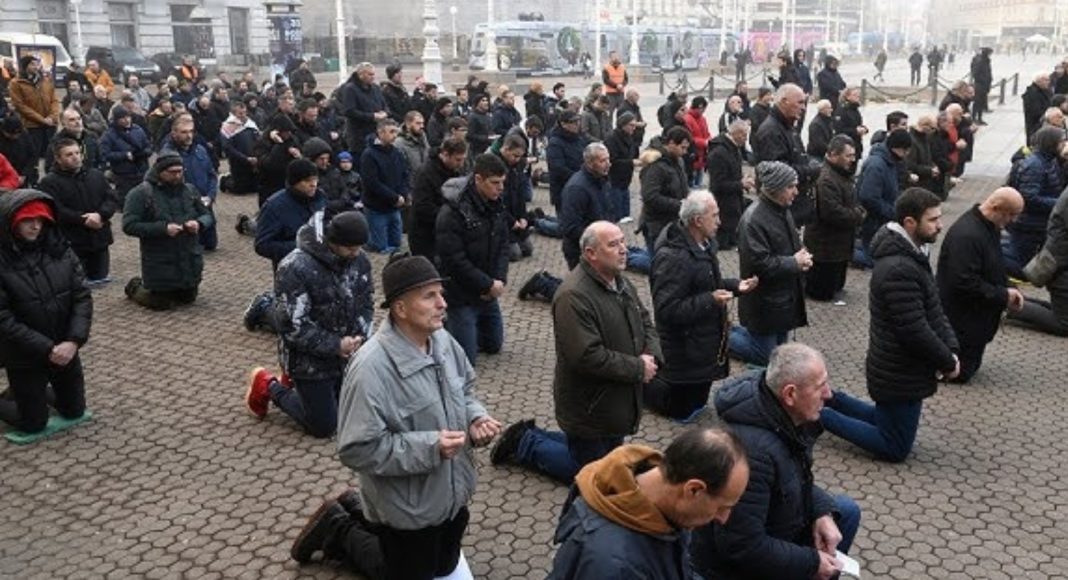 Fizički sukob između molitelja i prosvjednika na Trgu u Zagrebu