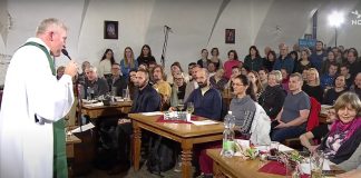 Češka biskupska konferencija zamjerila svećeniku što je slavio misu u baru s ljudima koji piju pivo