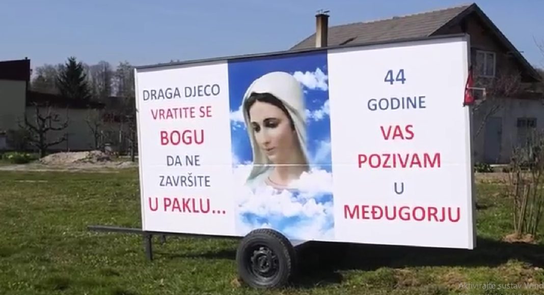 U dvorištu kuće u Koprivnici osvanuo plakat s neobičnom porukom od Gospe