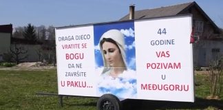 U dvorištu kuće u Koprivnici osvanuo plakat s neobičnom porukom od Gospe